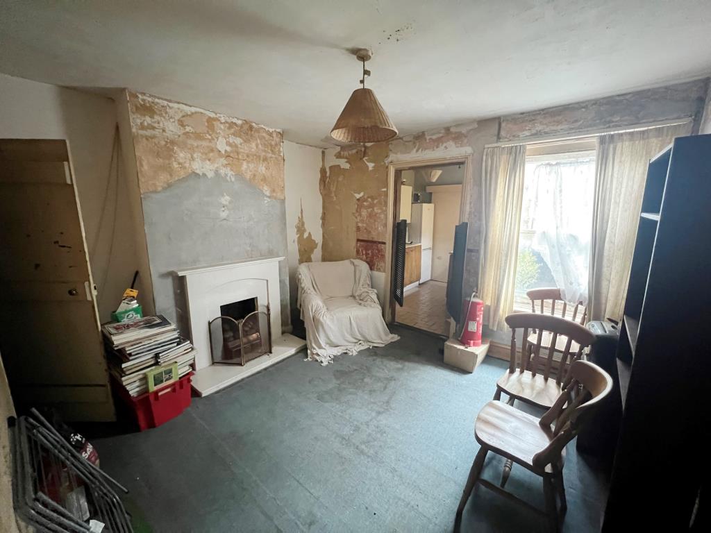 Lot: 2 - THREE-BEDROOM END-TERRACE HOUSE FOR IMPROVEMENT - dining room with original fireplace